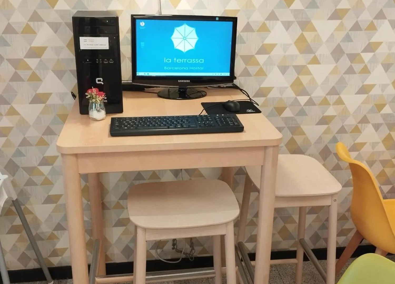 Hostal La Terrassa Barselona Konukevi